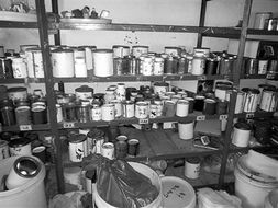 無(wú)證化工廠(chǎng)藏身山坳祠堂，約5噸危化品被查獲